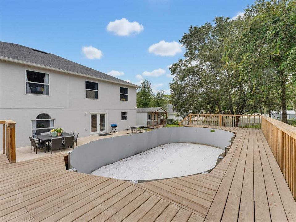 Activo con contrato: $595,000 (6 camas, 4 baños, 3900 Pies cuadrados)