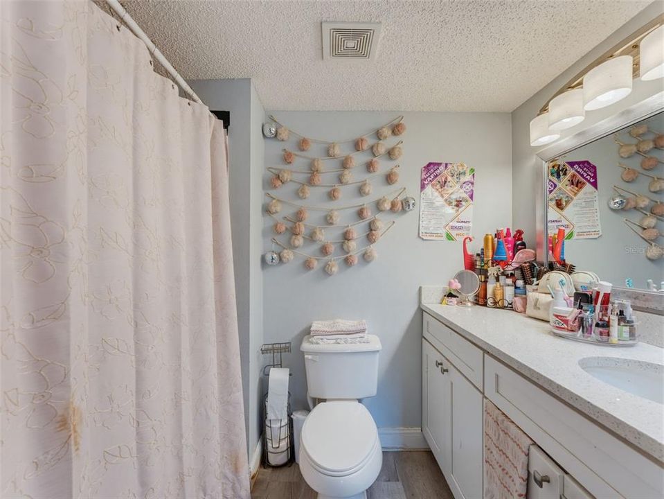 Activo con contrato: $595,000 (6 camas, 4 baños, 3900 Pies cuadrados)