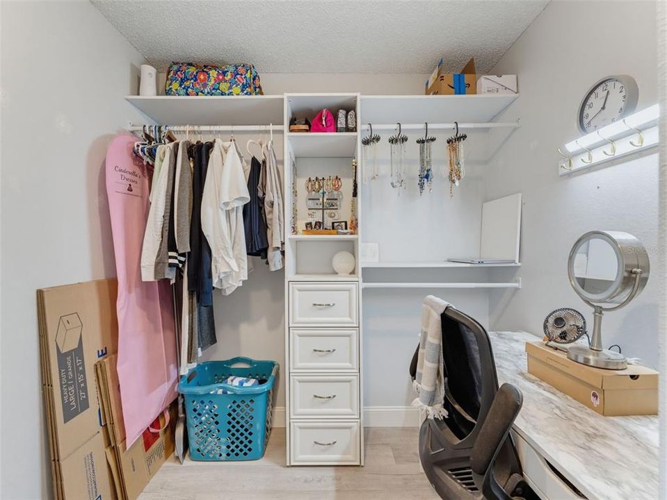 Activo con contrato: $595,000 (6 camas, 4 baños, 3900 Pies cuadrados)