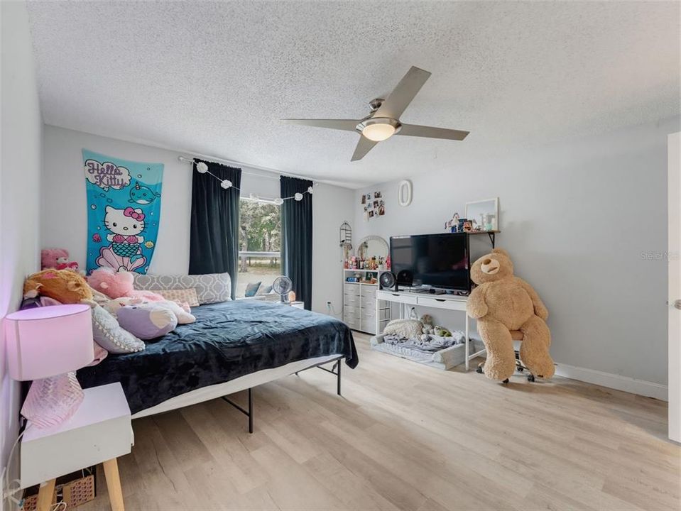 Activo con contrato: $595,000 (6 camas, 4 baños, 3900 Pies cuadrados)
