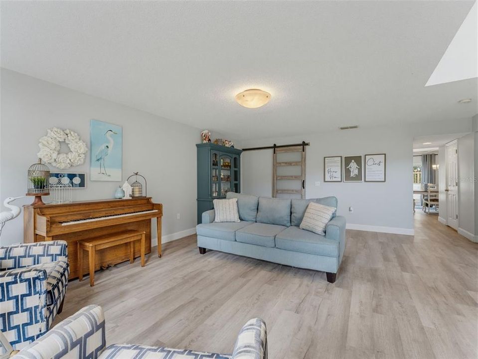 Activo con contrato: $595,000 (6 camas, 4 baños, 3900 Pies cuadrados)
