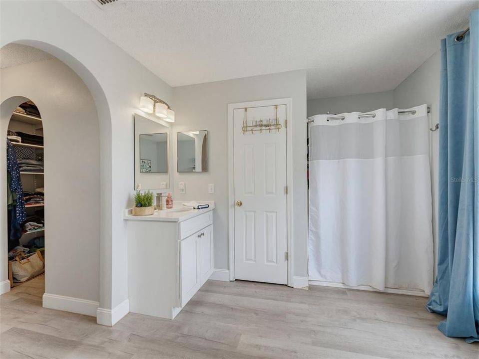 Activo con contrato: $595,000 (6 camas, 4 baños, 3900 Pies cuadrados)