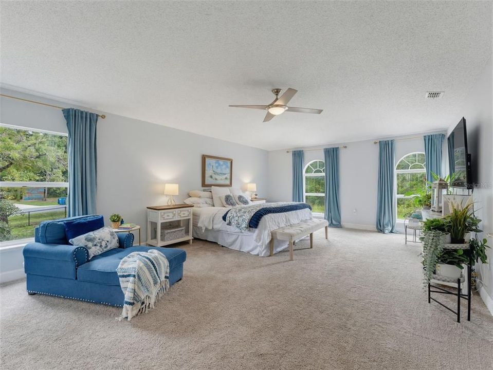 Activo con contrato: $595,000 (6 camas, 4 baños, 3900 Pies cuadrados)