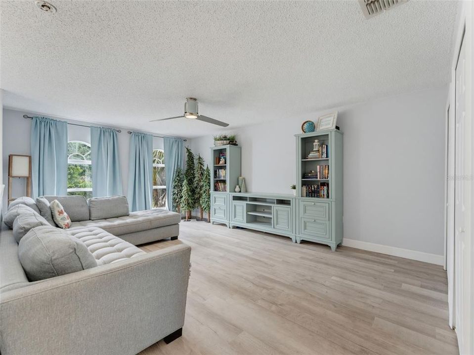Activo con contrato: $595,000 (6 camas, 4 baños, 3900 Pies cuadrados)