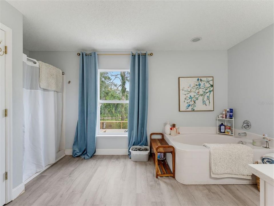 Activo con contrato: $595,000 (6 camas, 4 baños, 3900 Pies cuadrados)