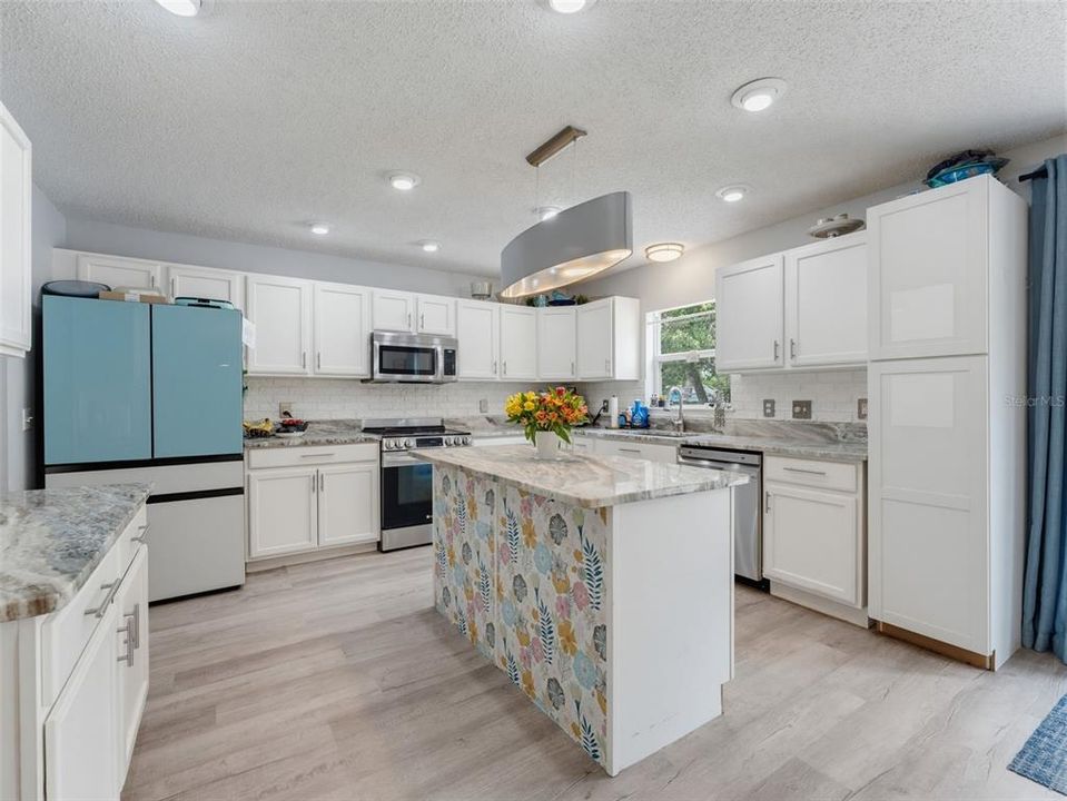 Activo con contrato: $595,000 (6 camas, 4 baños, 3900 Pies cuadrados)