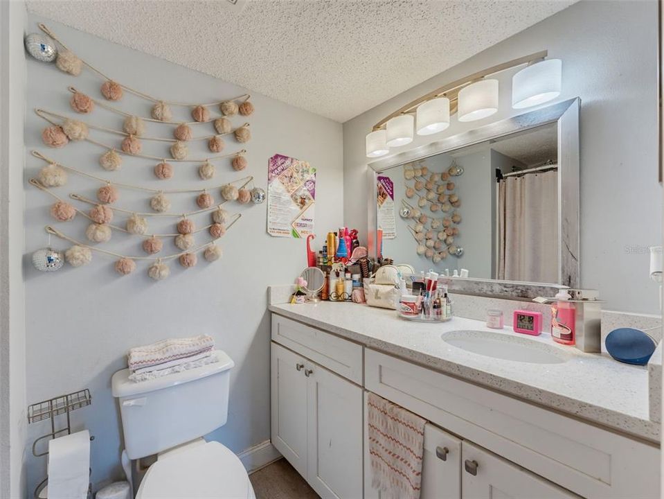 Activo con contrato: $595,000 (6 camas, 4 baños, 3900 Pies cuadrados)