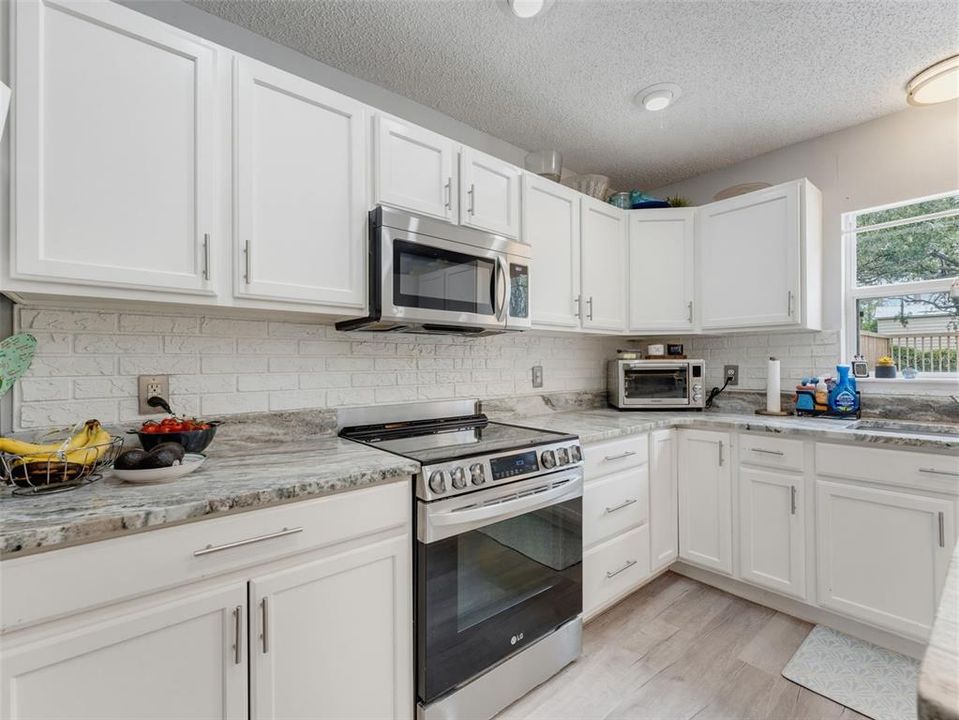 Activo con contrato: $595,000 (6 camas, 4 baños, 3900 Pies cuadrados)