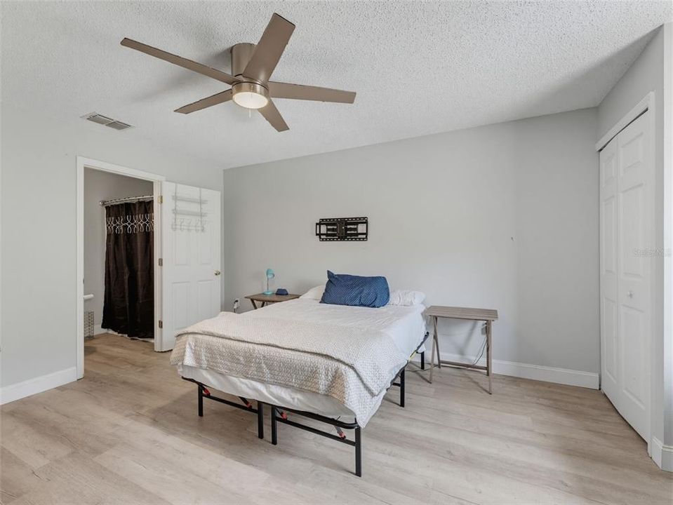 Activo con contrato: $595,000 (6 camas, 4 baños, 3900 Pies cuadrados)