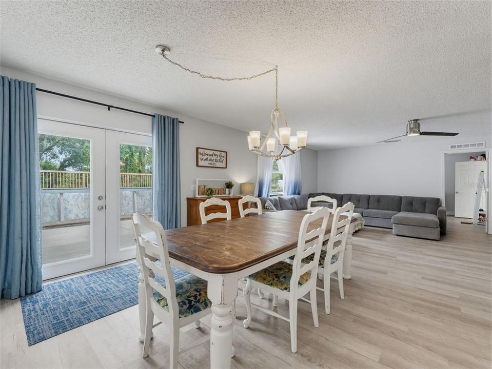 Activo con contrato: $595,000 (6 camas, 4 baños, 3900 Pies cuadrados)