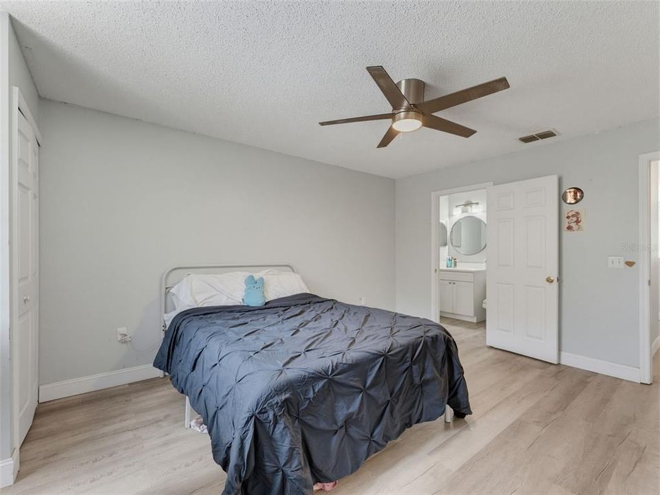 Activo con contrato: $595,000 (6 camas, 4 baños, 3900 Pies cuadrados)