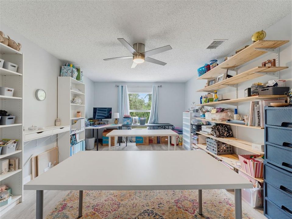 Activo con contrato: $595,000 (6 camas, 4 baños, 3900 Pies cuadrados)