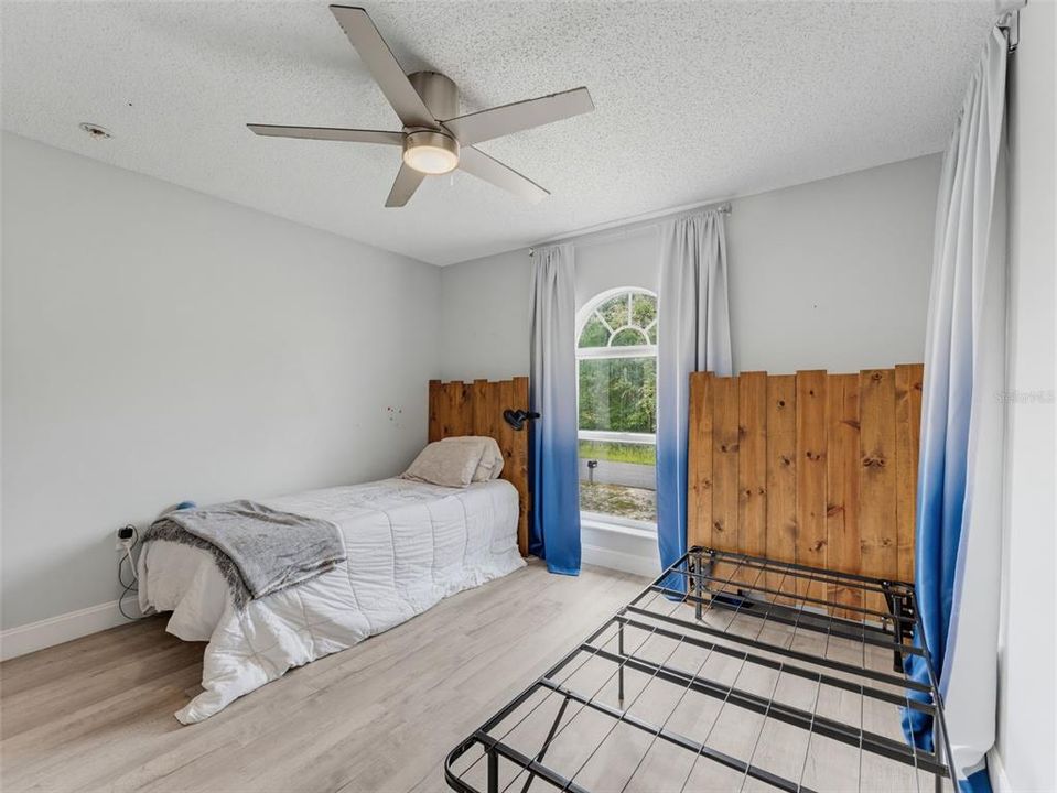 Activo con contrato: $595,000 (6 camas, 4 baños, 3900 Pies cuadrados)