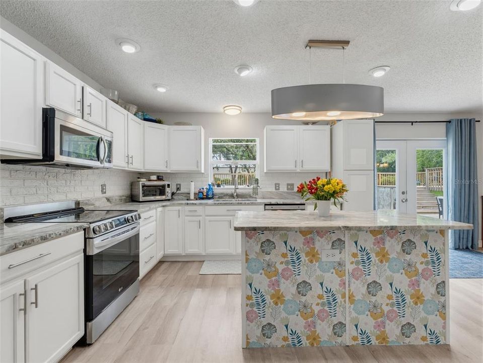 Activo con contrato: $595,000 (6 camas, 4 baños, 3900 Pies cuadrados)