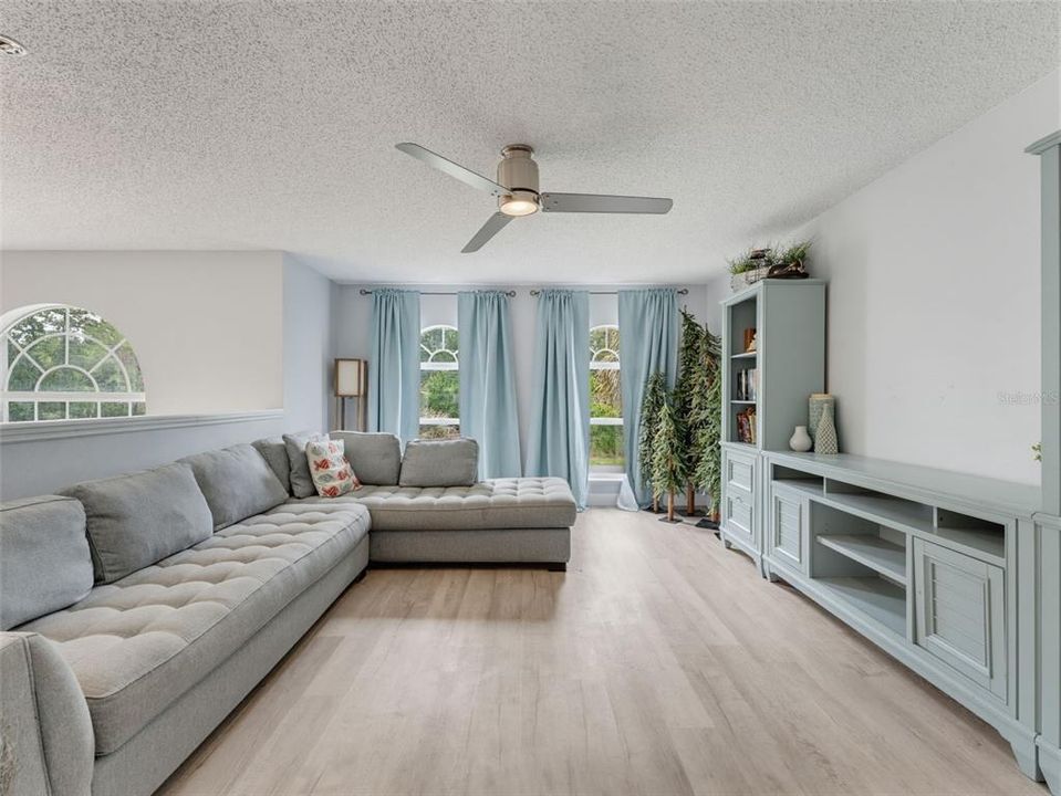 Activo con contrato: $595,000 (6 camas, 4 baños, 3900 Pies cuadrados)