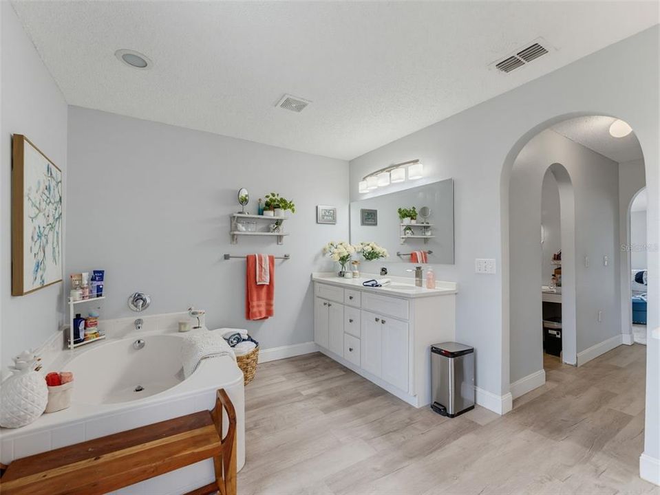 Activo con contrato: $595,000 (6 camas, 4 baños, 3900 Pies cuadrados)
