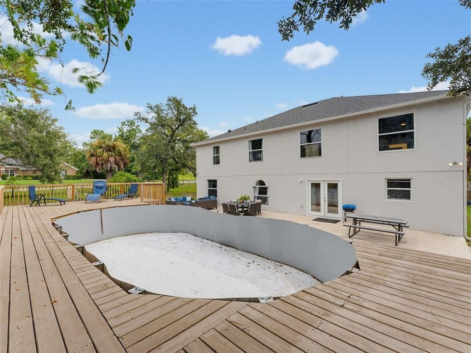 Activo con contrato: $595,000 (6 camas, 4 baños, 3900 Pies cuadrados)