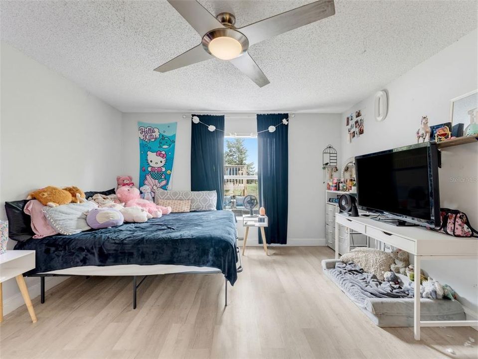 Activo con contrato: $595,000 (6 camas, 4 baños, 3900 Pies cuadrados)