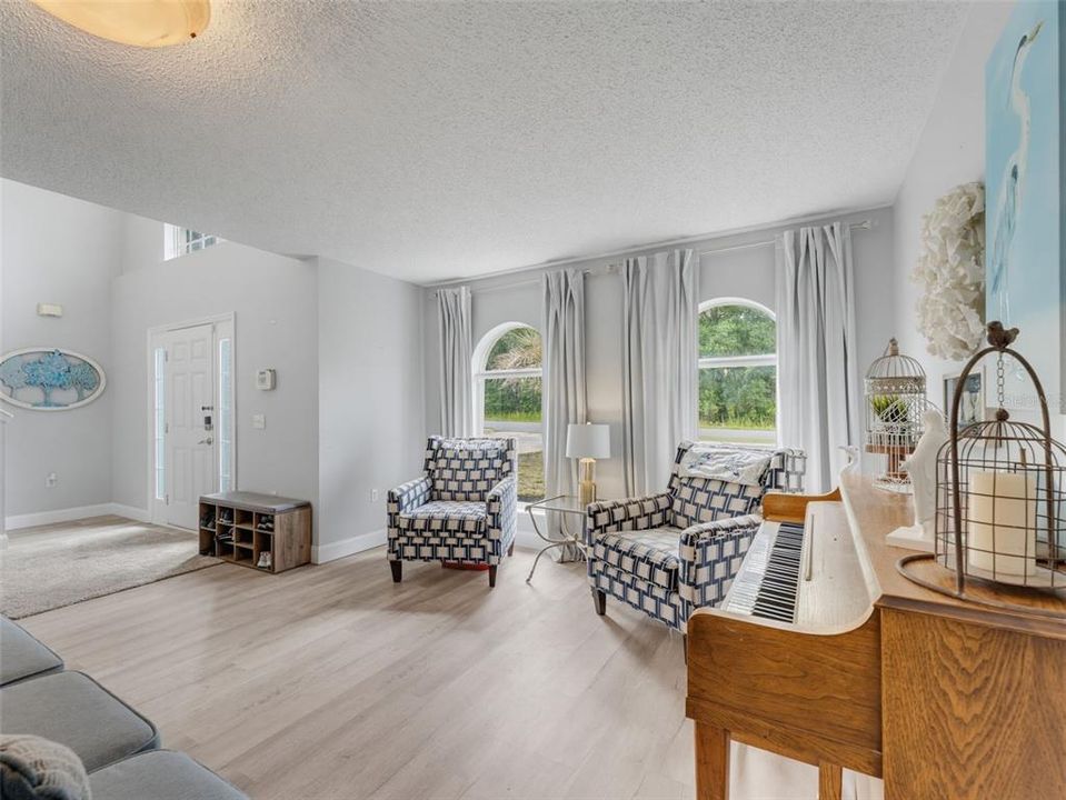 Activo con contrato: $595,000 (6 camas, 4 baños, 3900 Pies cuadrados)