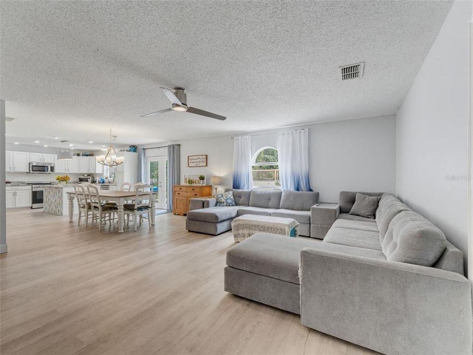 Activo con contrato: $595,000 (6 camas, 4 baños, 3900 Pies cuadrados)