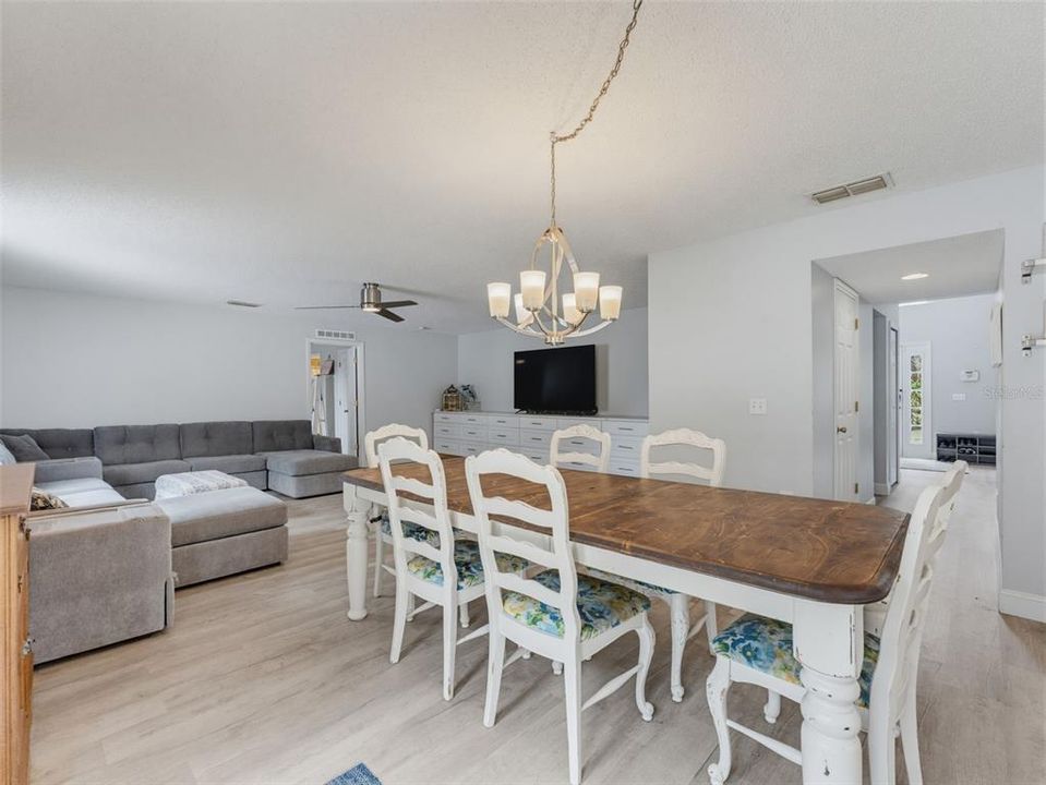 Activo con contrato: $595,000 (6 camas, 4 baños, 3900 Pies cuadrados)