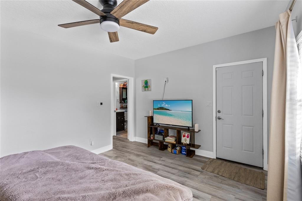 На продажу: $449,999 (3 спален, 2 ванн, 1383 Квадратных фут)