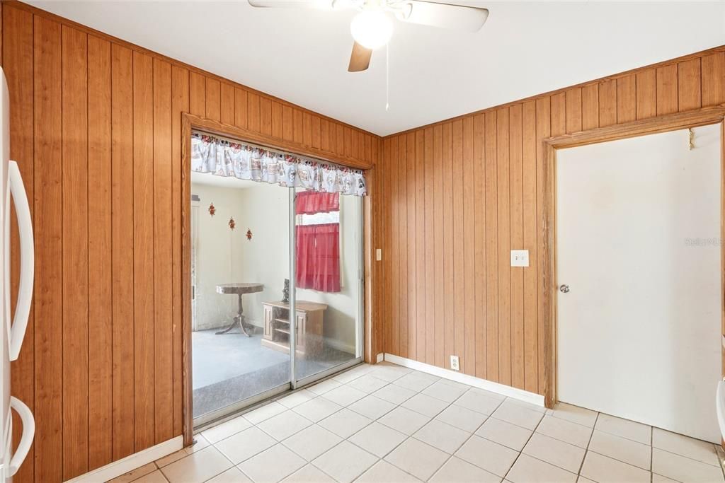 На продажу: $349,900 (2 спален, 1 ванн, 900 Квадратных фут)