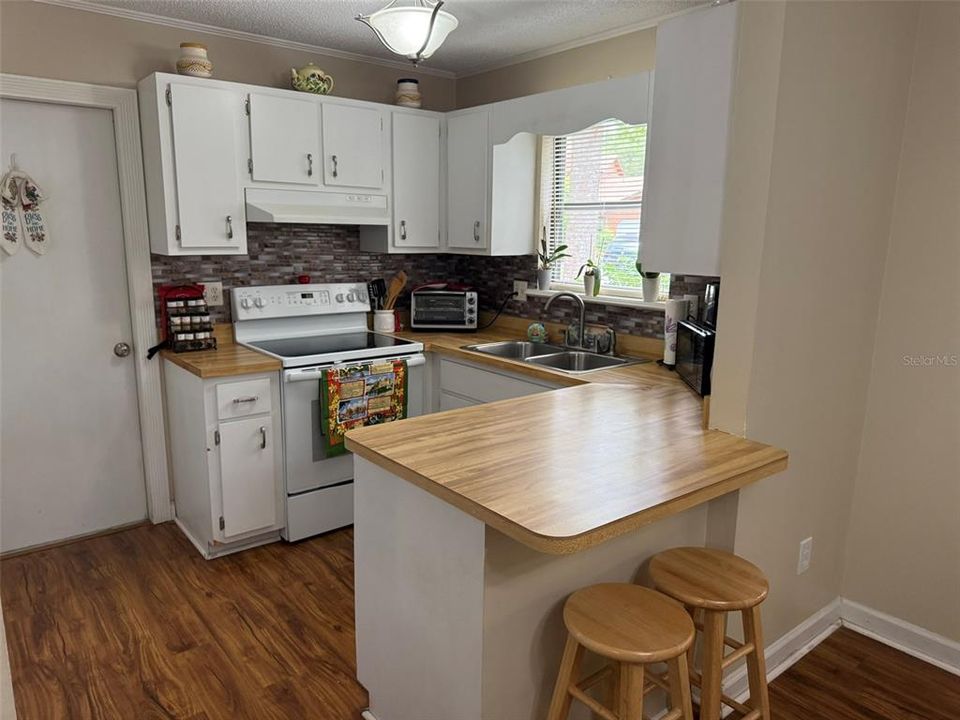For Sale: $155,000 (2 beds, 2 baths, 924 Square Feet)