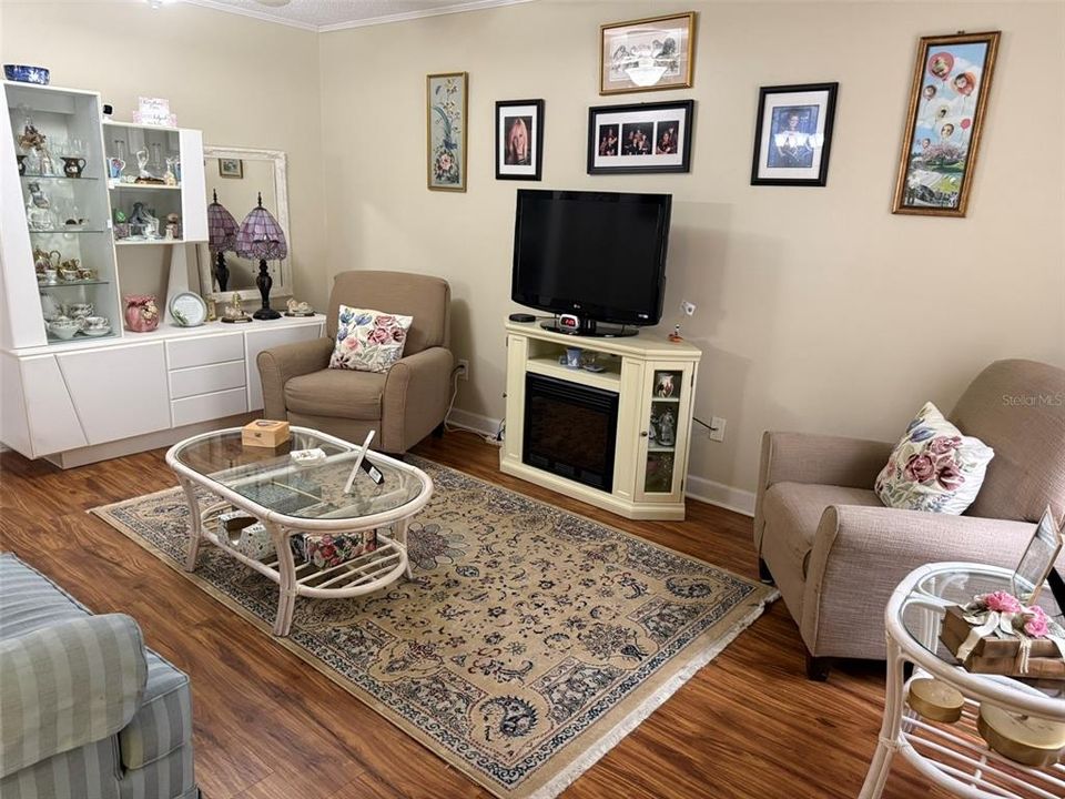 For Sale: $155,000 (2 beds, 2 baths, 924 Square Feet)