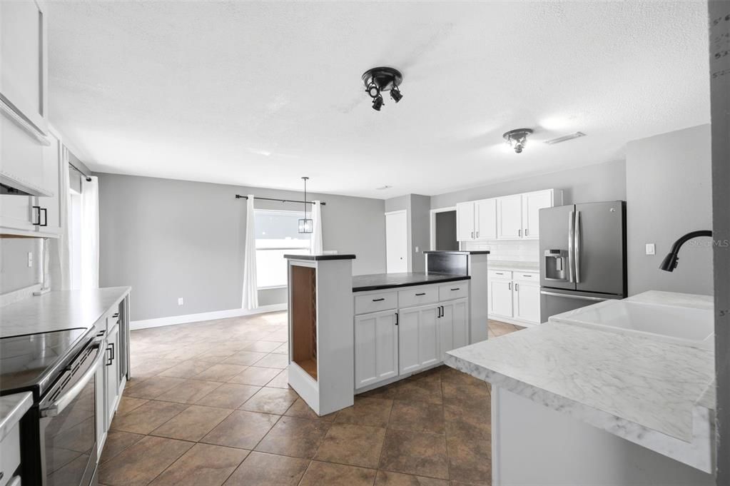 En Venta: $455,000 (4 camas, 2 baños, 3216 Pies cuadrados)