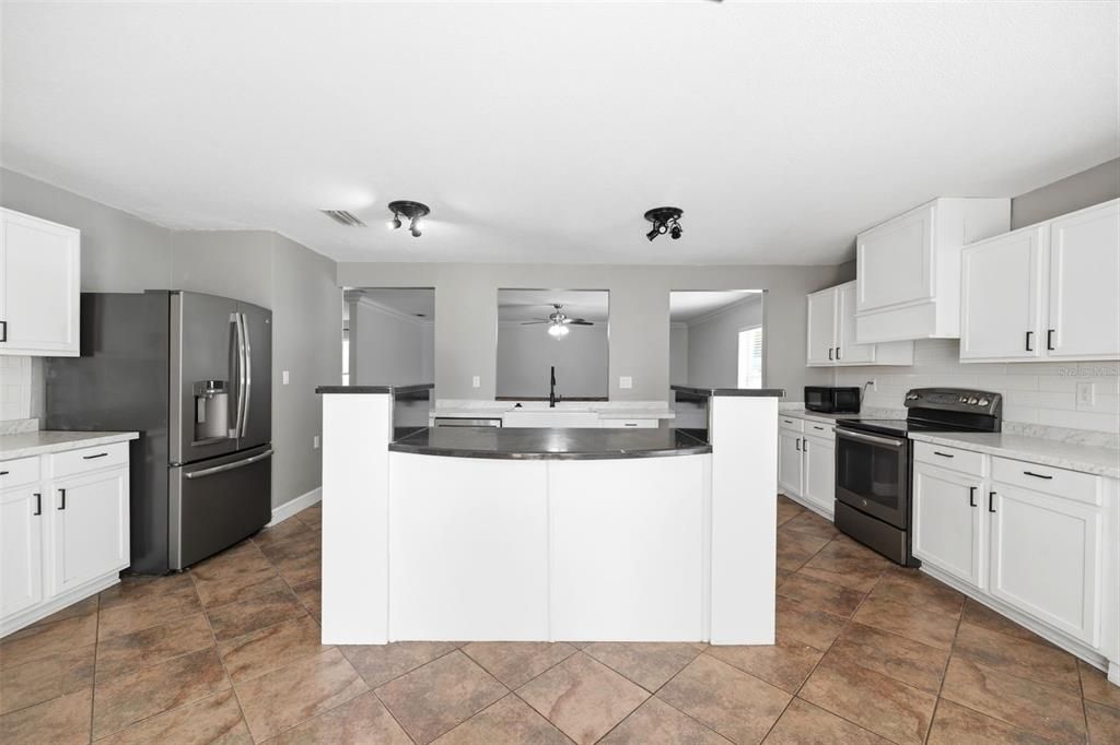 En Venta: $455,000 (4 camas, 2 baños, 3216 Pies cuadrados)