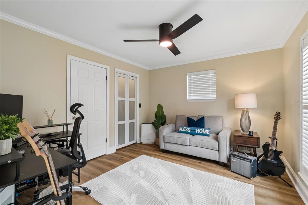 For Sale: $185,000 (2 beds, 2 baths, 990 Square Feet)