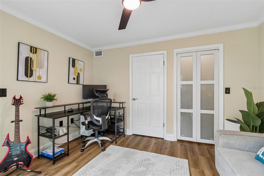 For Sale: $185,000 (2 beds, 2 baths, 990 Square Feet)