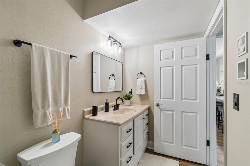 For Sale: $185,000 (2 beds, 2 baths, 990 Square Feet)