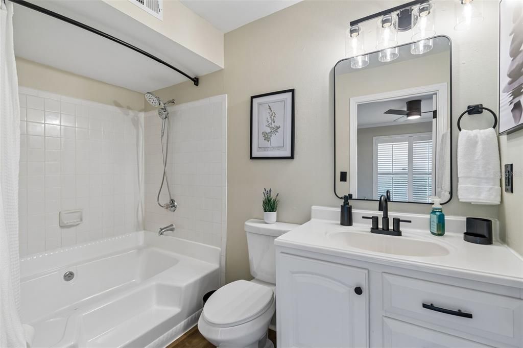 For Sale: $185,000 (2 beds, 2 baths, 990 Square Feet)