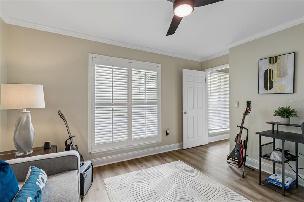 For Sale: $185,000 (2 beds, 2 baths, 990 Square Feet)