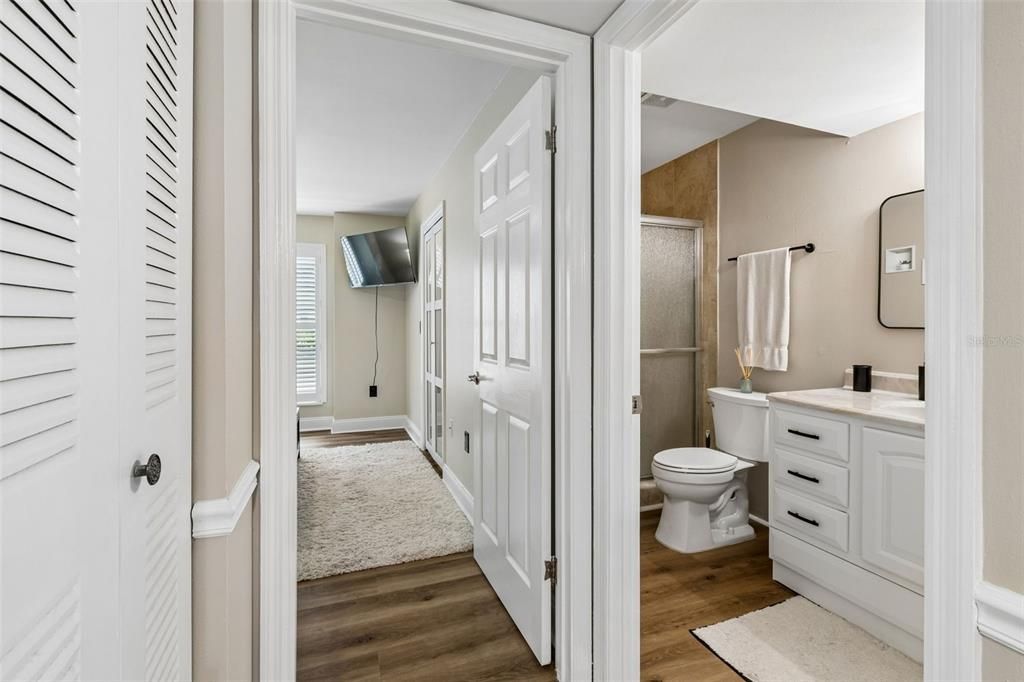 For Sale: $185,000 (2 beds, 2 baths, 990 Square Feet)