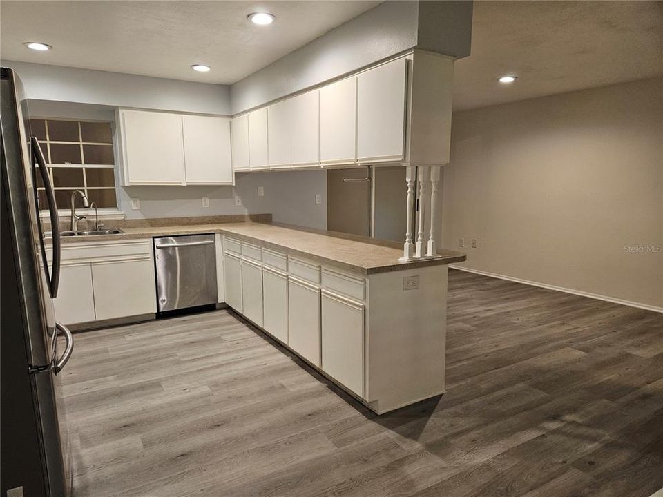 На продажу: $394,900 (3 спален, 2 ванн, 1456 Квадратных фут)