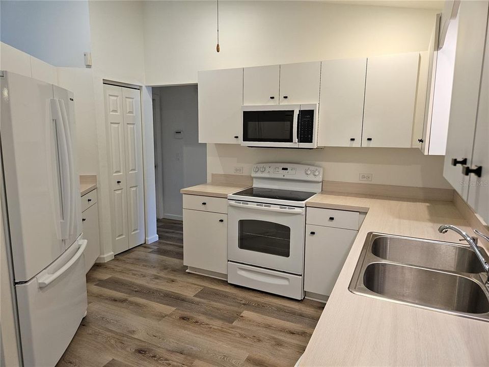В аренду: $2,300 (3 спален, 2 ванн, 1565 Квадратных фут)