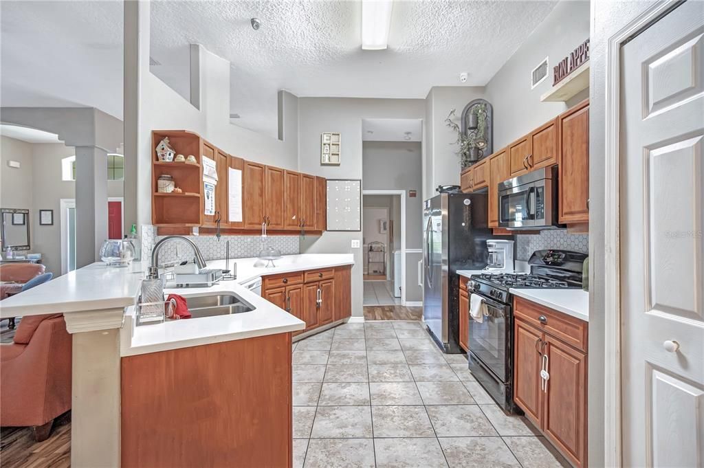 Activo con contrato: $375,000 (3 camas, 2 baños, 2627 Pies cuadrados)