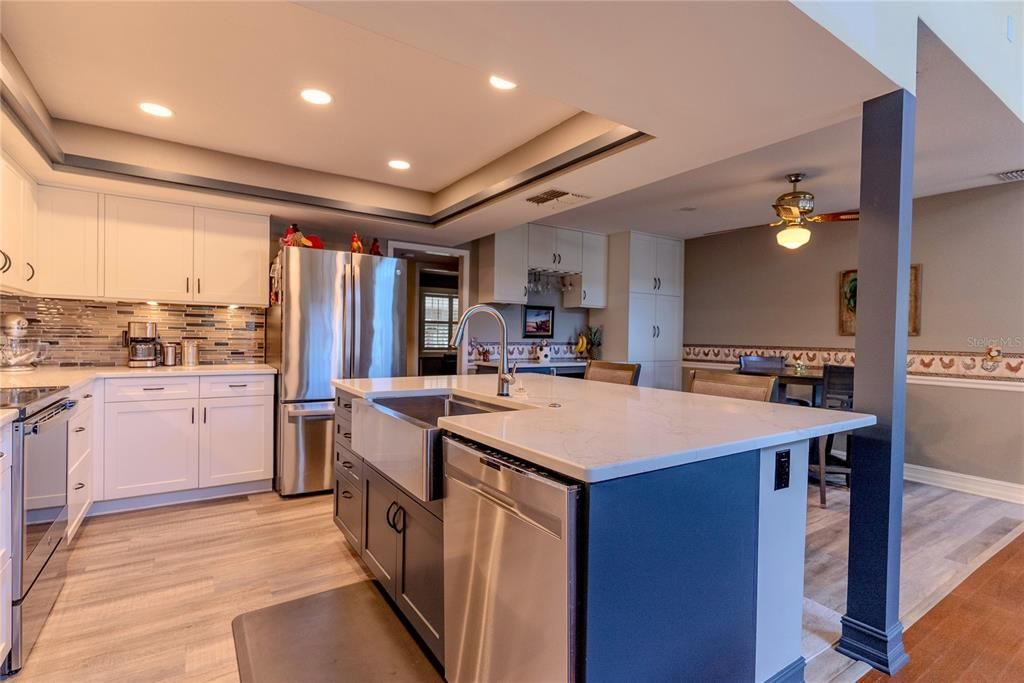En Venta: $739,000 (4 camas, 3 baños, 2276 Pies cuadrados)