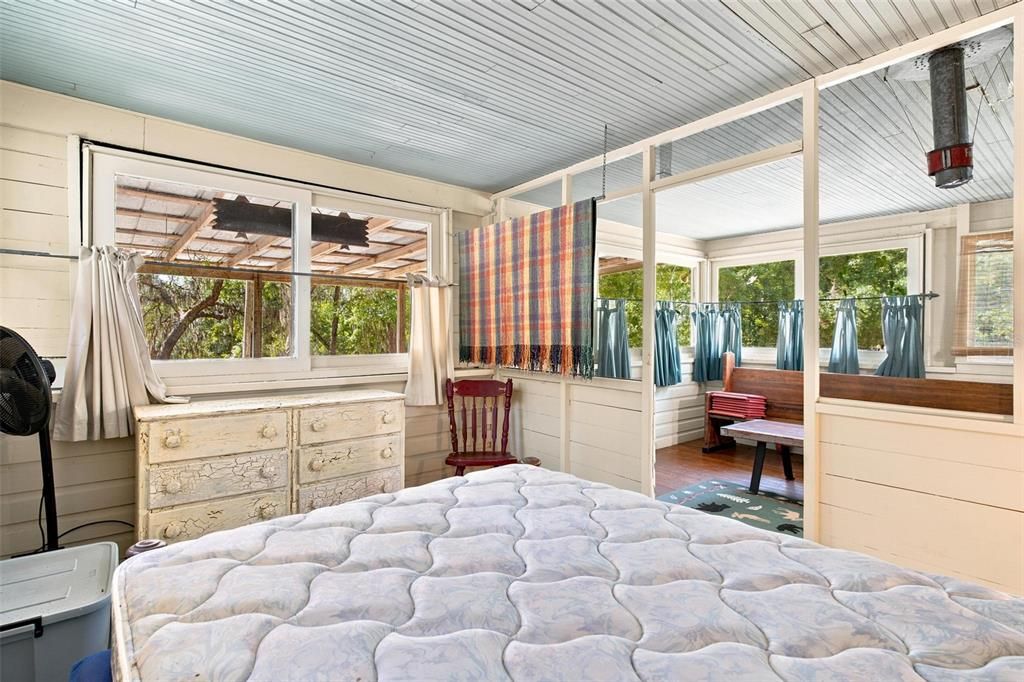 For Sale: $1,000,000 (1 beds, 1 baths, 672 Square Feet)