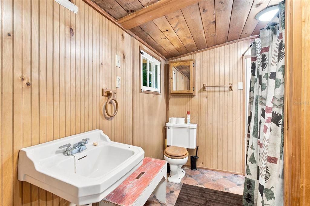 For Sale: $1,000,000 (1 beds, 1 baths, 672 Square Feet)