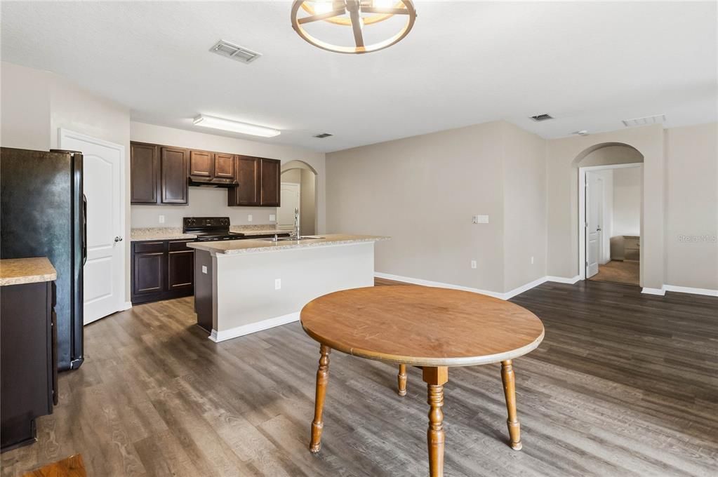 For Rent: $2,200 (3 beds, 2 baths, 1851 Square Feet)