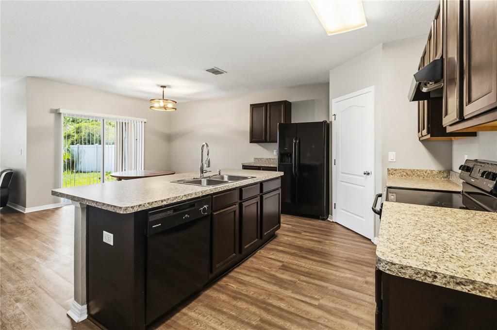 For Rent: $2,200 (3 beds, 2 baths, 1851 Square Feet)