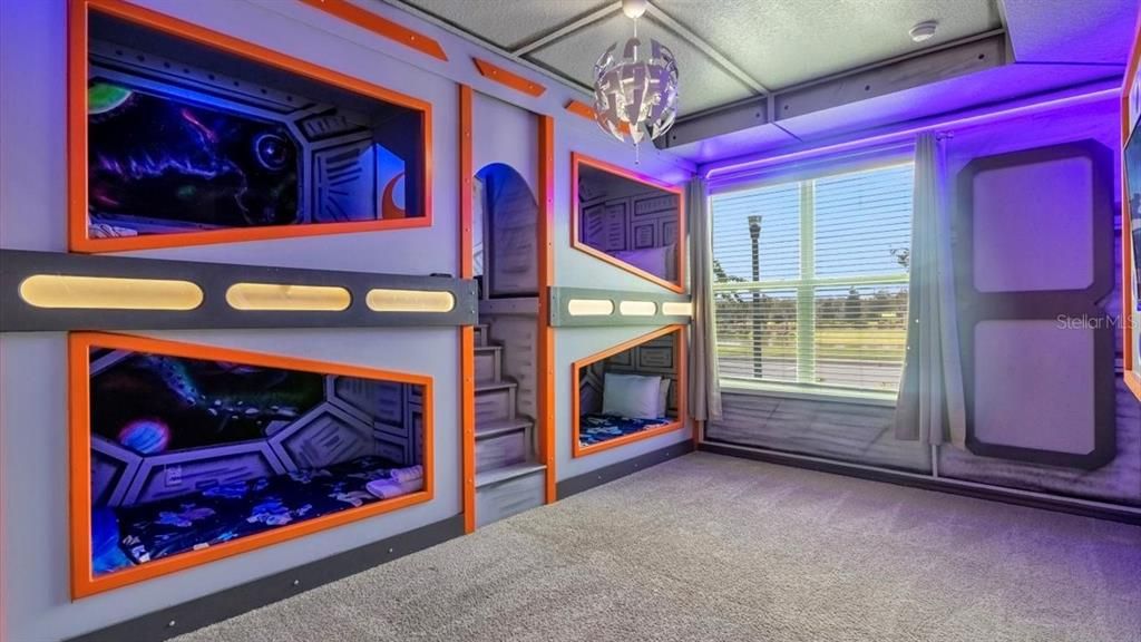 На продажу: $850,000 (9 спален, 6 ванн, 4828 Квадратных фут)