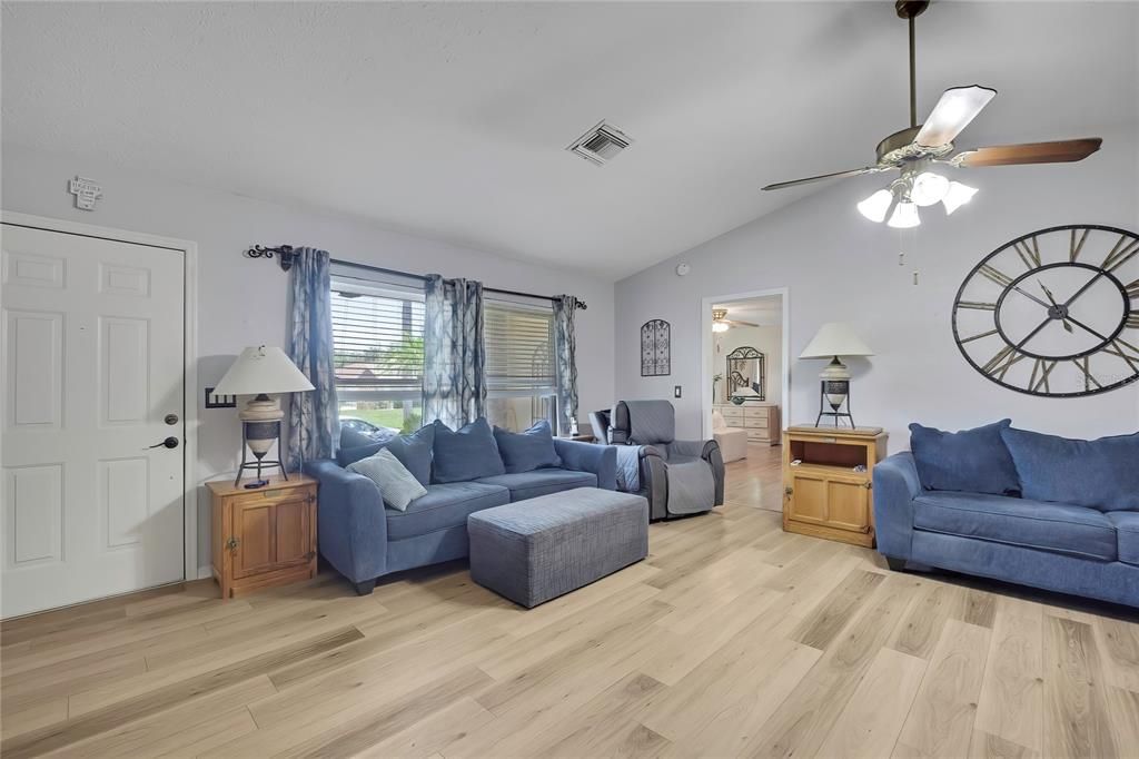En Venta: $439,000 (4 camas, 2 baños, 1976 Pies cuadrados)