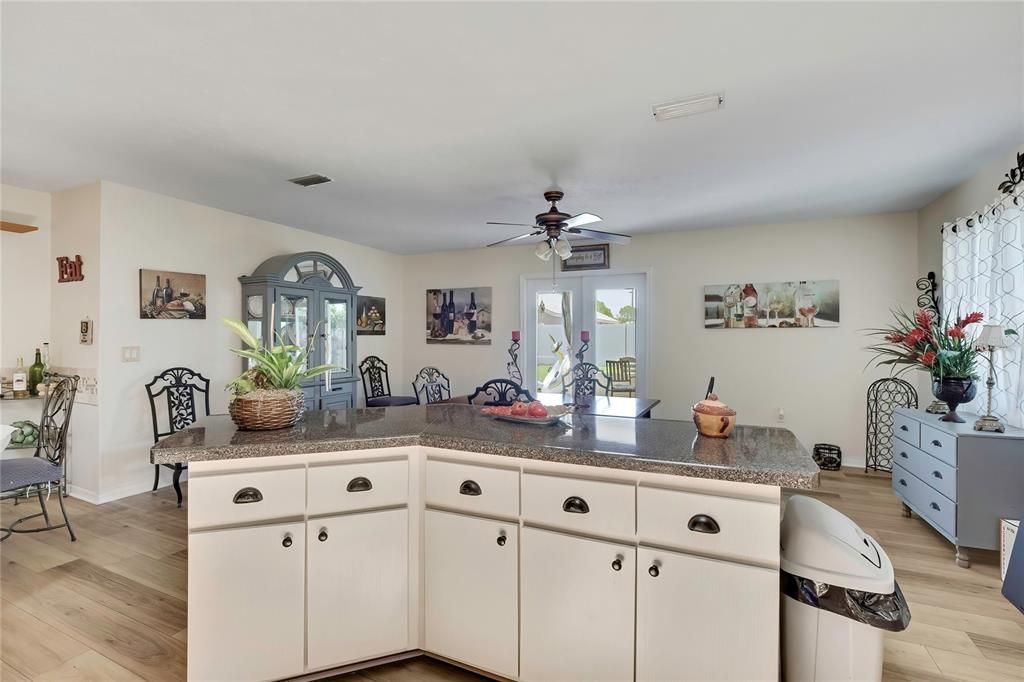 En Venta: $439,000 (4 camas, 2 baños, 1976 Pies cuadrados)