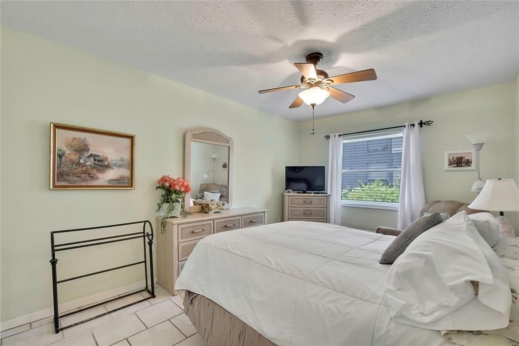 En Venta: $439,000 (4 camas, 2 baños, 1976 Pies cuadrados)