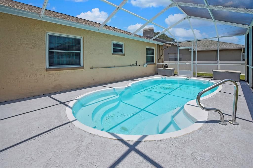En Venta: $439,000 (4 camas, 2 baños, 1976 Pies cuadrados)